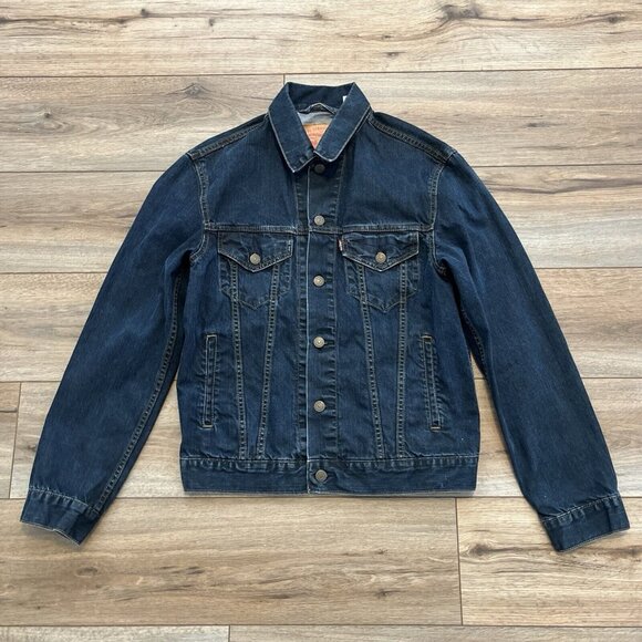 Men's Levi's Denim Jean Trucker Jacket SZ MEDIUM Blue Modern Red Tab - Picture 1 of 13